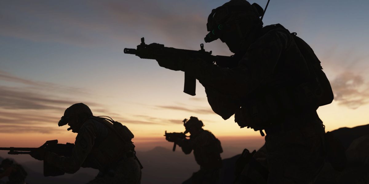 Image showing Modern Warfare players moving in front of dusk sky